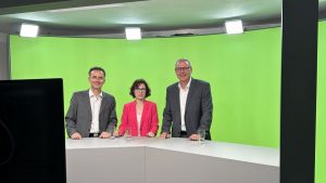 MdL Zöller im Gespräch am 16.07.2024 mit Dr. Sonja Mayer (Vizepräsidentin der BLAK) und Dr. Helmut Schlager (Geschäftsführer WIPIG der BLAK) (Bildrechte: PPB)