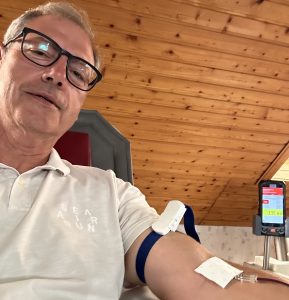 Das Bild zeigt den Patienten- und Pflegebeauftragten, Thomas Zöller, MdL, beim Blutspenden